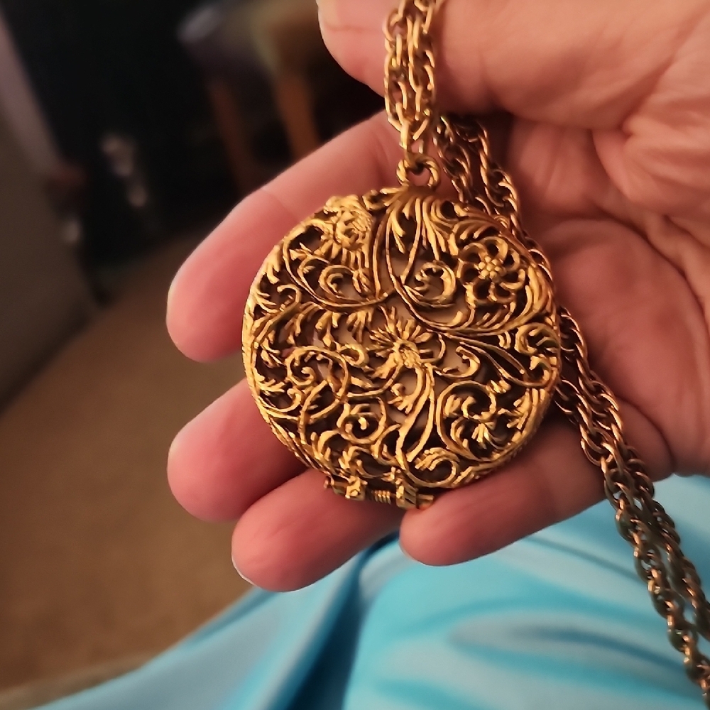 Elegant Gold Perfume Locket - Picture 3 of 7